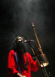 কে তাহারে চিনতে পারে